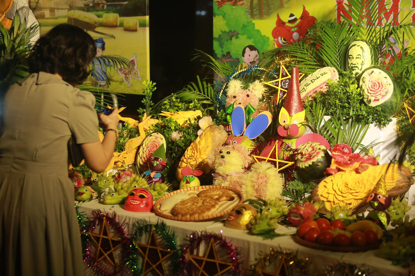 Những mâm cỗ hút khách.