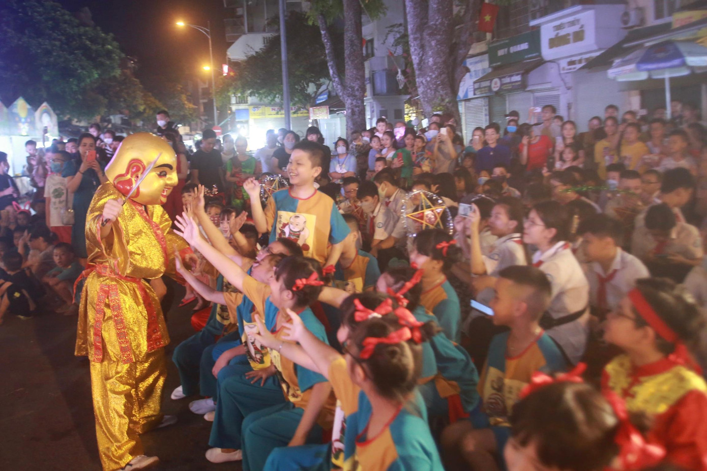 Lễ hội trung thu phố cổ đã trở thành nét đẹp văn hóa truyền thống của người dân quận Hoàn Kiếm, nhất là từ khi Khu phố cổ Hà Nội vinh dự được Bộ Văn hóa, Thể thao và Du lịch công nhận là Di sản văn hóa quốc gia. Hàng năm, cứ vào dịp Tết trung thu, chúng ta lại có dịp được tham dự Lễ hội trung thu Phố cổ và chợ Tết trung thu truyền thống Hàng Mã.