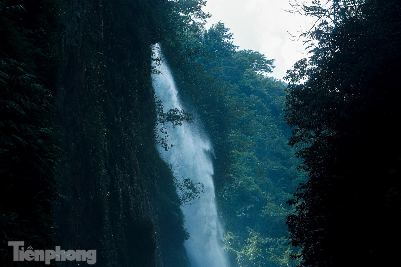 Hai bên là vách núi cao dựng đứng, phủ đầy cỏ cây, xanh mượt.