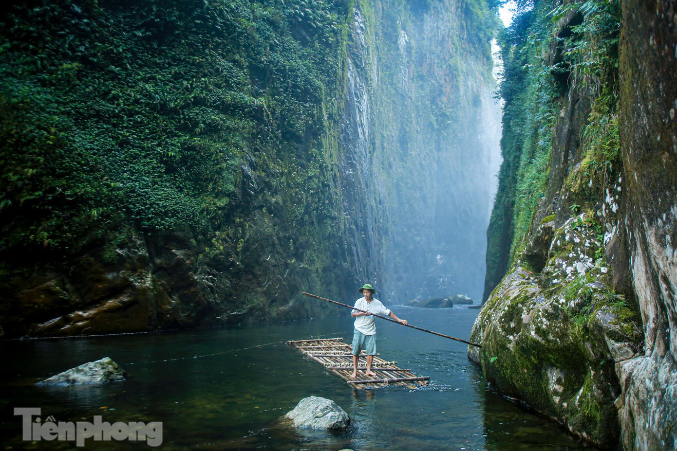Ông Vừ A Ly, người trông coi thác cho biết, năm 2017 các hộ dân ở đây bắt đầu góp tiền mua nguyên vật liệu, góp công làm đường vào thác Rồng với trị giá hàng trăm triệu đồng. Tuy nhiên để đến thác, nếu đi ô tô bạn cần dừng xe đi bộ một đoạn khoảng 2km, đi xe máy thì phải đi bộ khoảng 1km.