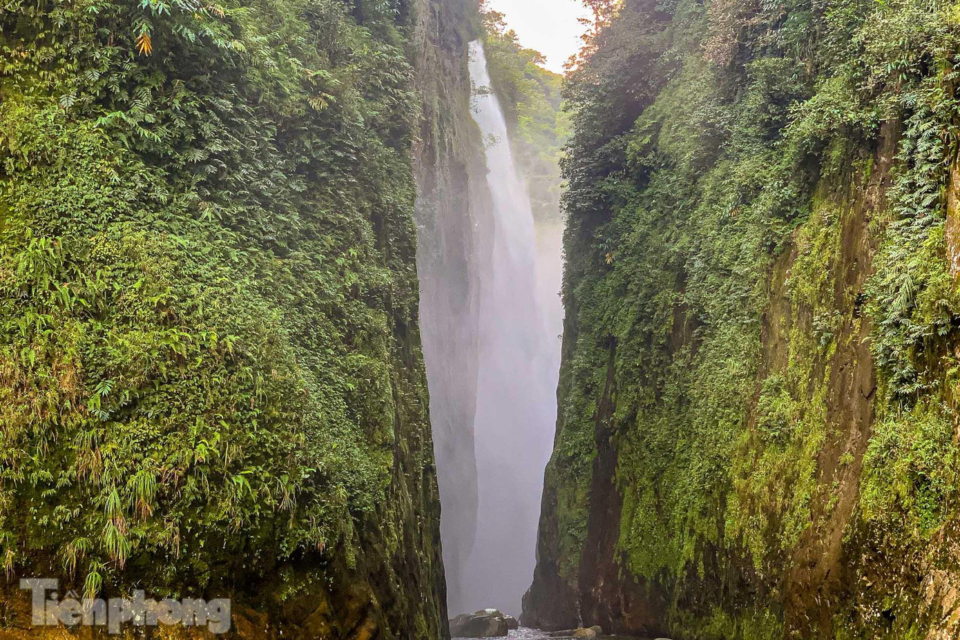 &quot;Người dân bản địa hay du khách đến đây thường vào ngày nắng ráo, đi vào ngày mưa lũ, nước chảy xiết rất nguy hiểm&quot;, ông A Ly chia sẻ.
