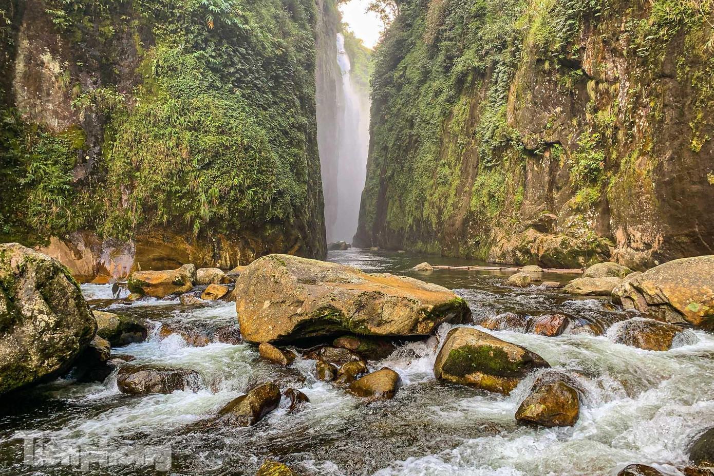 &quot;Thời điểm đẹp nhất ngắm thác vào buổi sáng, khi có nắng xiên qua dòng nước tạo thành cầu vồng đẹp lung linh&quot;, người dân địa phương chia sẻ.