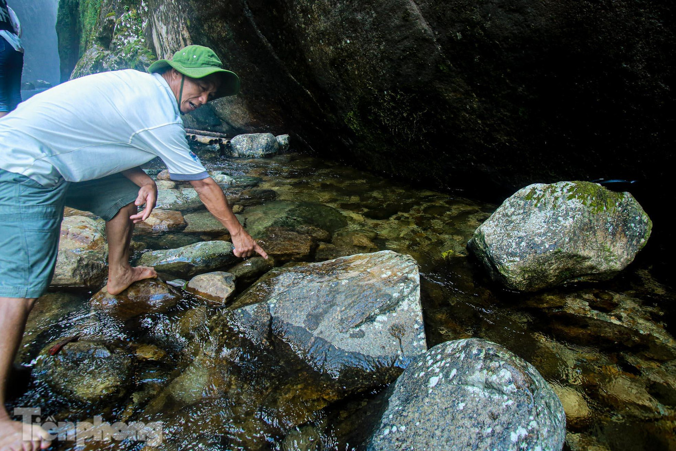 .Khu vực thác Rồng còn khá hoang sơ, hiện nay chưa có dịch vụ du lịch, hỗ trợ du khách. &quot;Tôi cũng muốn đón nhiều khách tham quan đến đây từ năm 2017 nhưng do dịch COVID-19 nên lại ngừng, nguồn lực địa phương còn hạn hẹp, đường xá khó đi. Những du khách nào đến đây thường tôi sẽ dẫn đến thác, chứ tự tìm rất dễ bị lạc&quot;, ông A Ly nói.