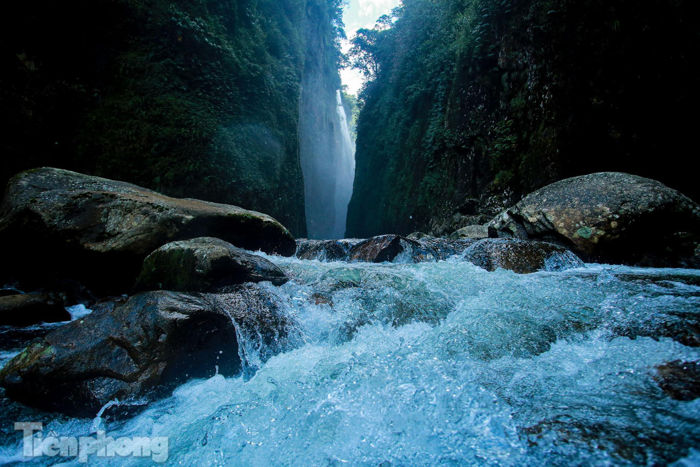 Hồ nước dưới thác có đoạn sâu đến 5-6m.