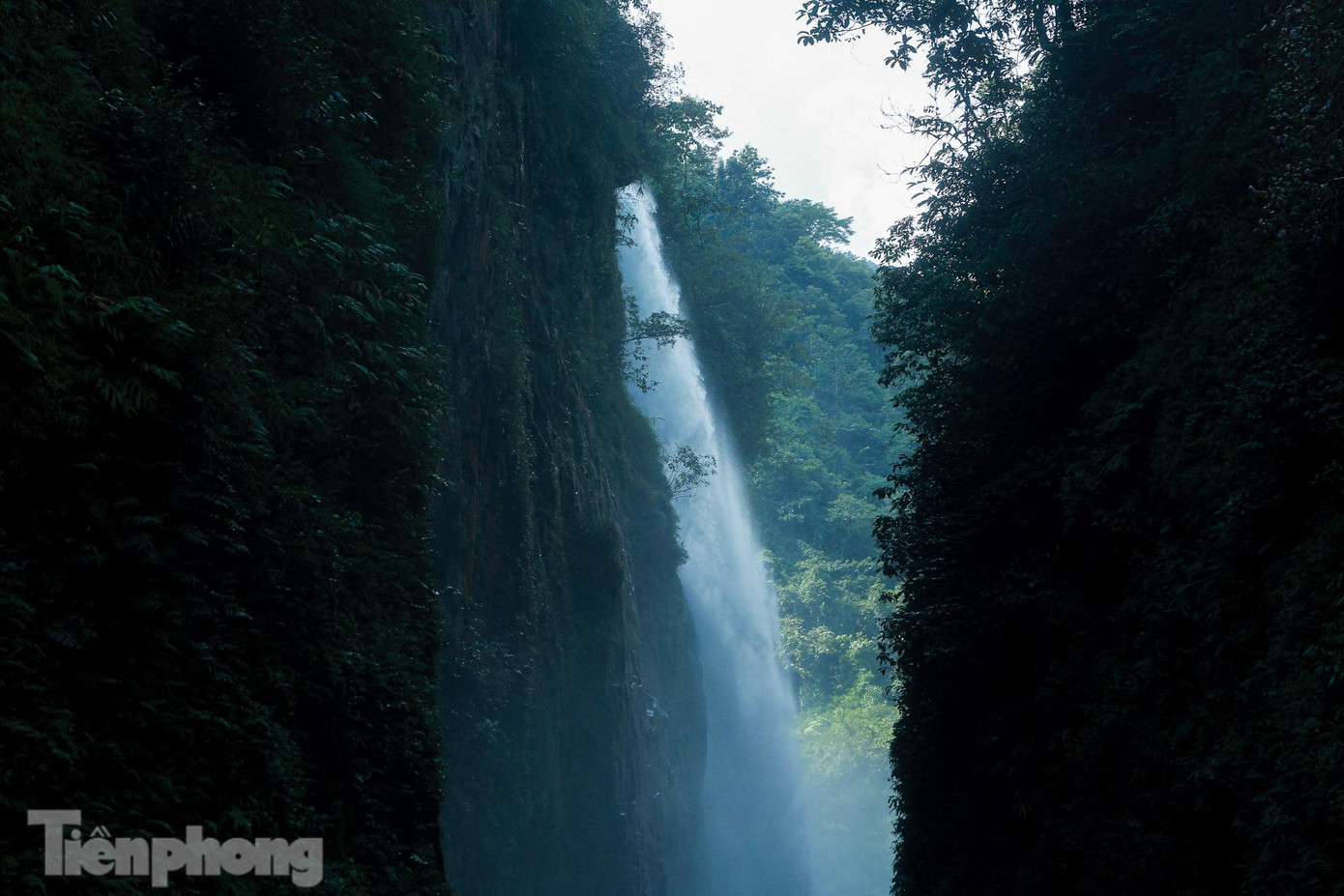 Dòng nước chảy từ trên cao tạo thành cột nước trắng xóa, hơi nước tỏa ra nên không khí ở đây rất mát và trong lành.