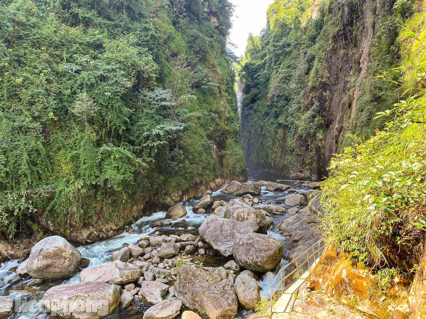 Thác Rồng (xã Trung Lèng Hồ, huyện Bát Xát, tỉnh Lào Cai) được người dân địa phương biết đến khá lâu, tuy nhiên đường đi lại khó khăn nên ít người đến thác. Hiện nay nhiều tuyến đường được trải bê tông đi lại dễ dàng hơn nên nhiều người tìm đến khám phá, chiêm ngưỡng tuyệt tác thiên nhiên này.