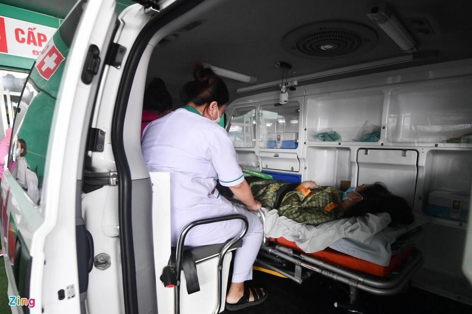 Một số nạn nhân được sơ cứu trước khi chuyển lên Bệnh viện Đa khoa tỉnh Bình Dương. Tình trạng của họ rất nặng. Một số nạn nhân được sơ cứu trước khi chuyển lên Bệnh viện Đa khoa tỉnh Bình Dương. Tình trạng của họ rất nặng.