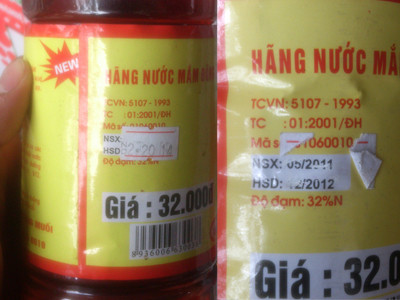 Hạn sử dụng trên chai nước mắm được thay đổi. Ảnh: Tuấn Nguyễn. Hạn sử dụng trên chai nước mắm đã mới và cũ. Ảnh: Tuấn Nguyễn