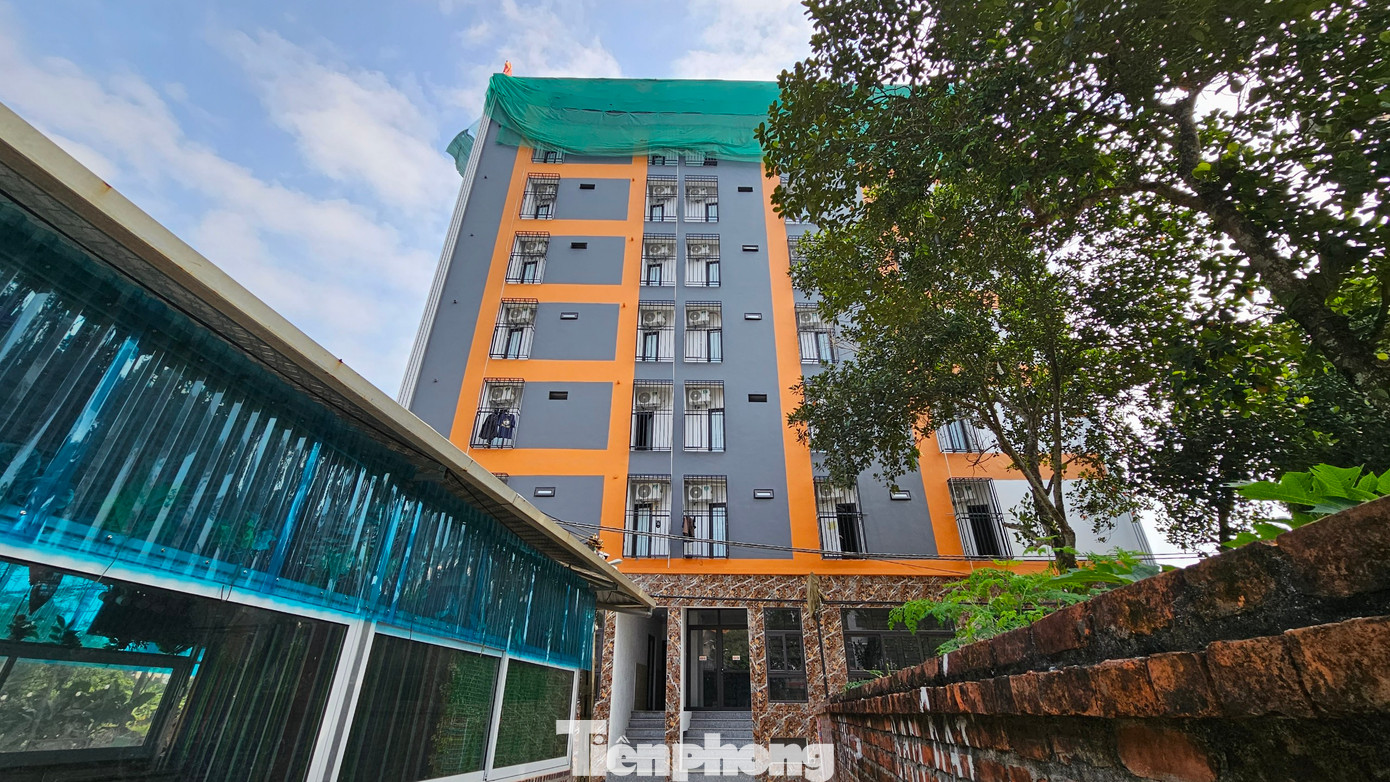 Tòa “Chung Cư Mini cao cấp Luxuzy Building Phương Linh” cũng trên đường Phú Hữu đang tự tháo dỡ phần vi phạm.