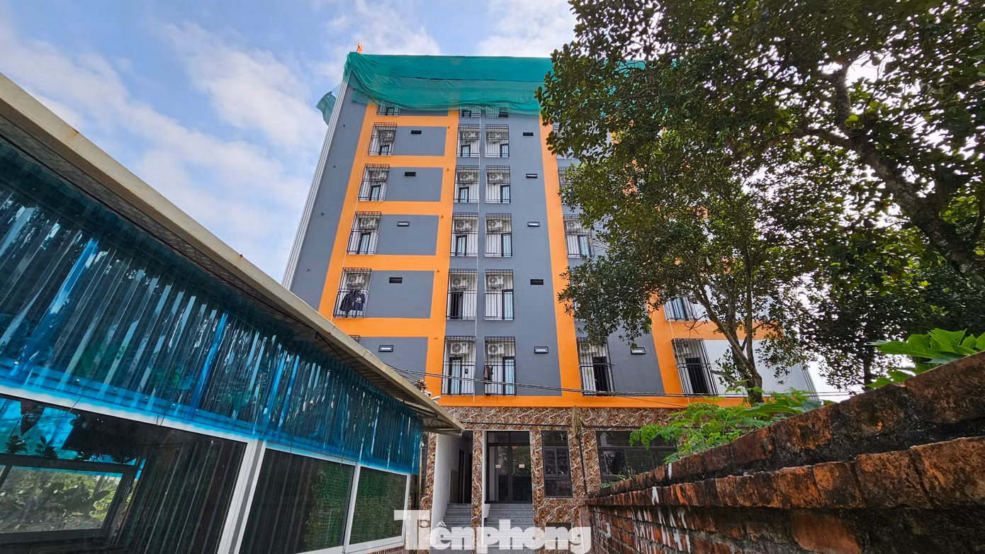 Tòa “Chung Cư Mini cao cấp Luxuzy Building Phương Linh” cũng trên đường Phú Hữu đang tự tháo dỡ phần vi phạm.