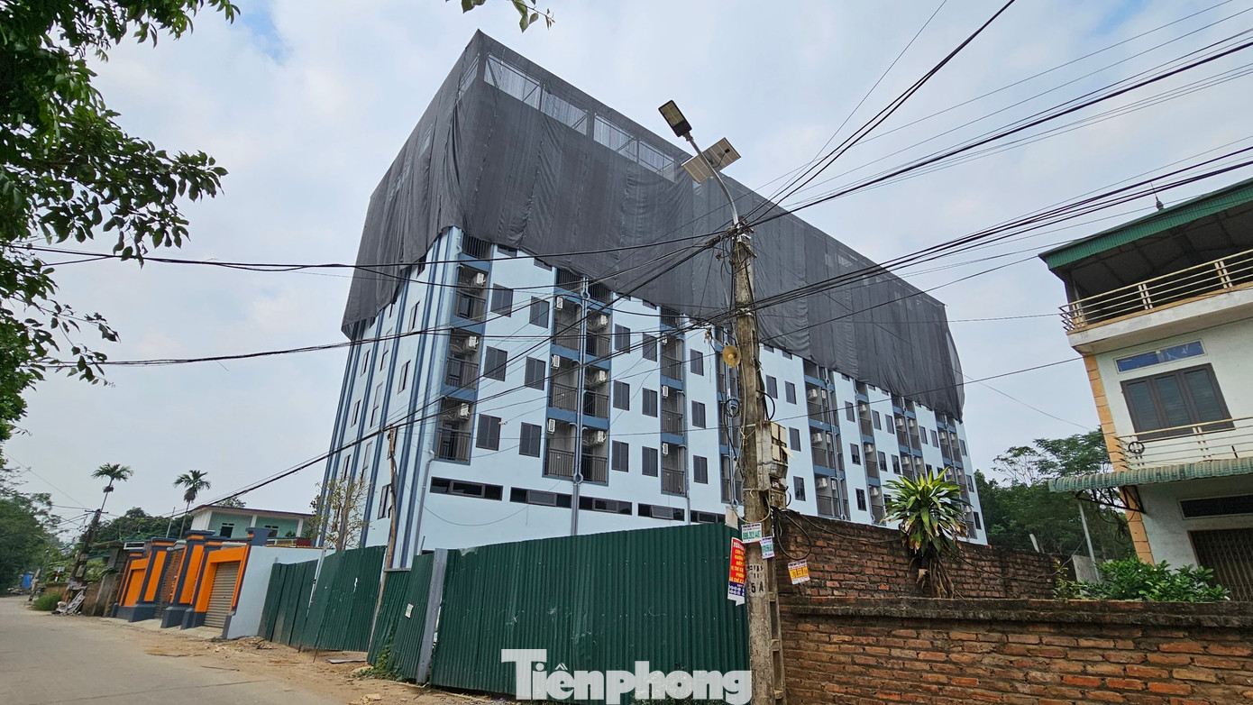 Theo ghi nhận của PV chiều 25/10, tòa chung cư mini My Home 9 tầng với cả trăm căn hộ xây “chui” trên đường Phú Hữu (Thôn 1, xã Tân Xã, huyện Thạch Thất) đang được "trùm mền", quây bạt xung quanh phía trên tòa nhà để tiếp tục tháo dỡ, cắt ngọn phần vi phạm.