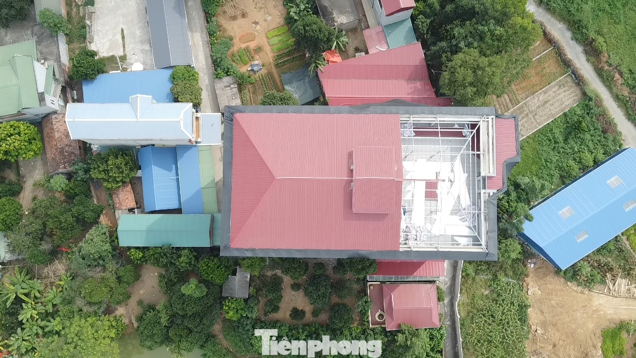 Trong khi đó, một số chủ đầu tư đang bắt đầu tháo dỡ phần mái tôn phía trên.