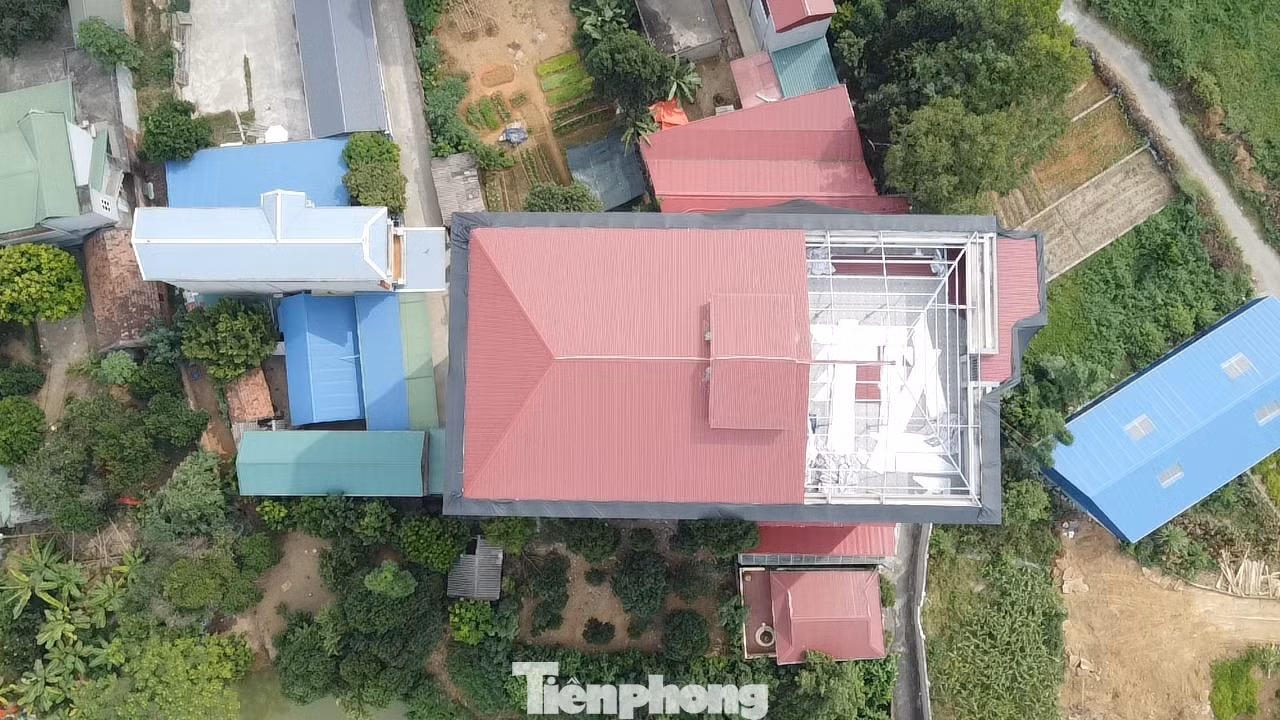 Trong khi đó, một số chủ đầu tư đang bắt đầu tháo dỡ phần mái tôn phía trên.