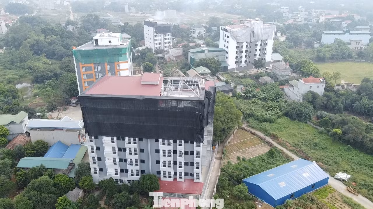 Có mặt tại điểm nóng vi phạm của xã Tân Xã, PV ghi nhận ngoài tòa chung cư mini My Home cao 9 tầng với cả trăm căn hộ xây “chui”, hàng loạt tòa chung cư mini khác cũng được quây bạt kín phần mái để tháo dỡ, "cắt ngọn" phần vượt tầng.