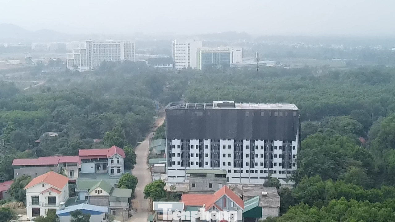 Huyện Thạch Thất cho biết, chủ công trình My House 9 tầng xây "chui" cả trăm căn hộ đã tháo dỡ xong cơ bản toàn bộ phần vi phạm tầng 9 và đang tiếp tục tháo dỡ tầng 8.