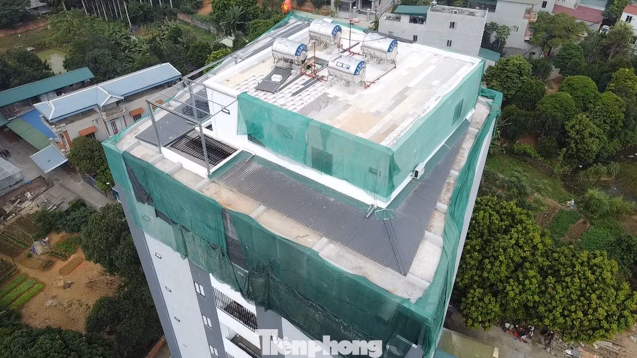 Nhiều công trình mới quây bạt, che chắn chưa tiến hành tháo dỡ phần vi phạm.