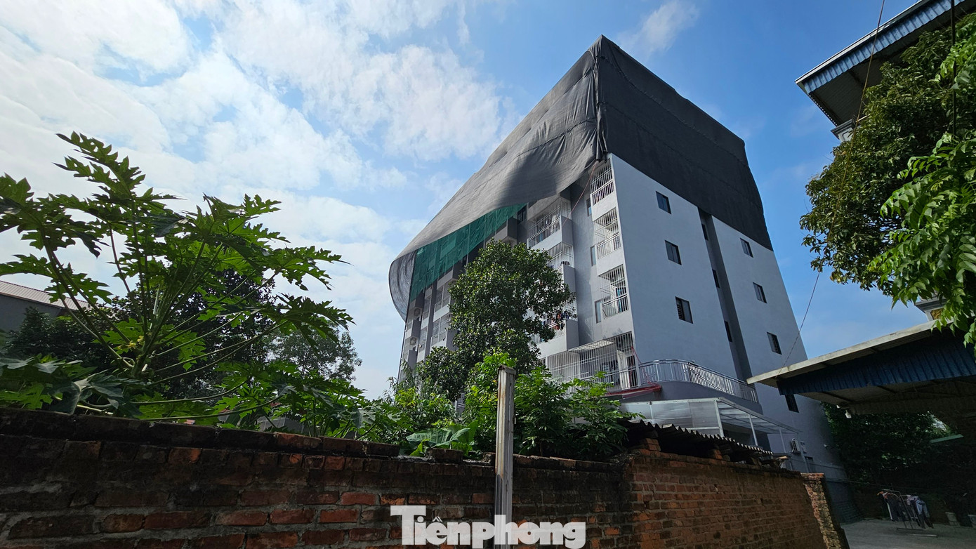 Những tòa chung cư mini đua nhau mọc lên ở làng quê của huyện Thạch Thất trong những năm qua.