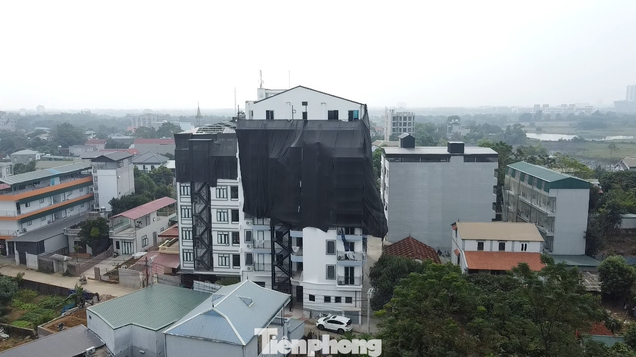 Theo đó, dọc đường Phú Hữu (xã Tân Xã), cách tòa chung cư mini My Home cao 9 tầng với cả trăm căn hộ xây “chui” chỉ mấy trăm mét có đến gần chục tòa chung cư đang "trùm mền" để tháo dỡ phần vi phạm.