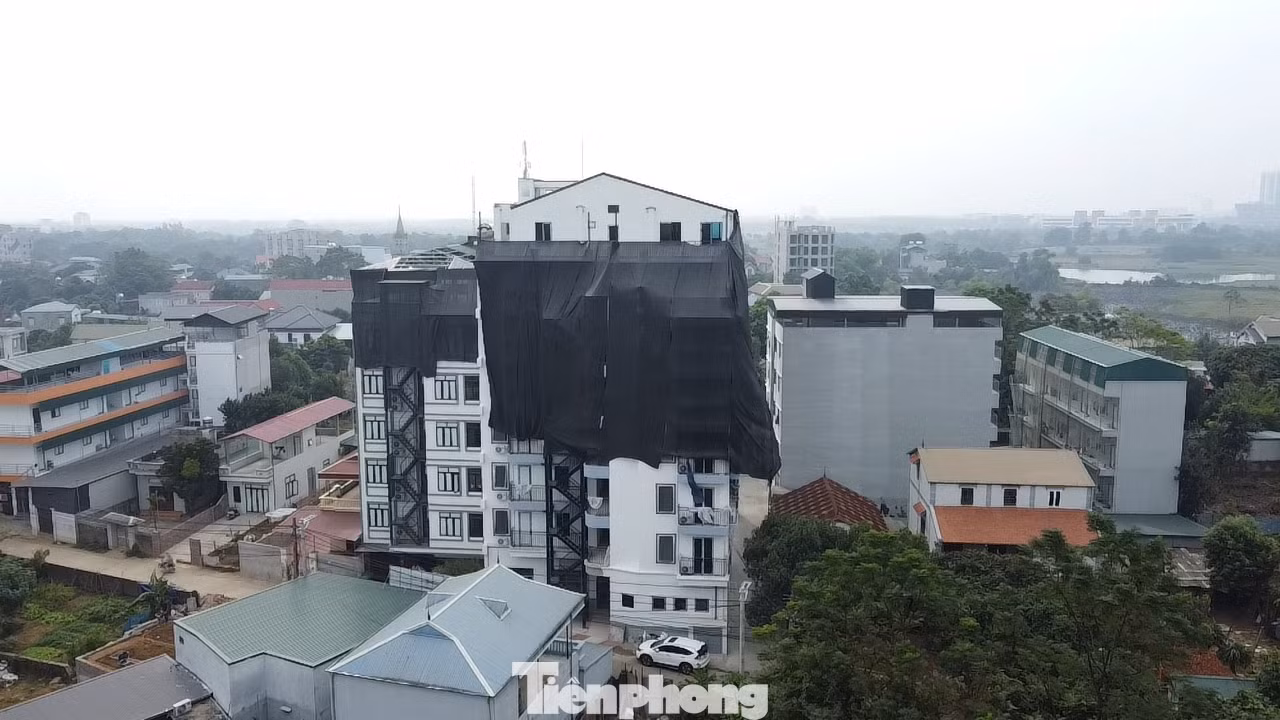Theo đó, dọc đường Phú Hữu (xã Tân Xã), cách tòa chung cư mini My Home cao 9 tầng với cả trăm căn hộ xây “chui” chỉ mấy trăm mét có đến gần chục tòa chung cư đang "trùm mền" để tháo dỡ phần vi phạm.