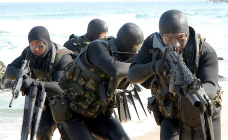 Đội người nhái UDT/SEAL trong hoạt động huấn luyện đột nhập đường biển