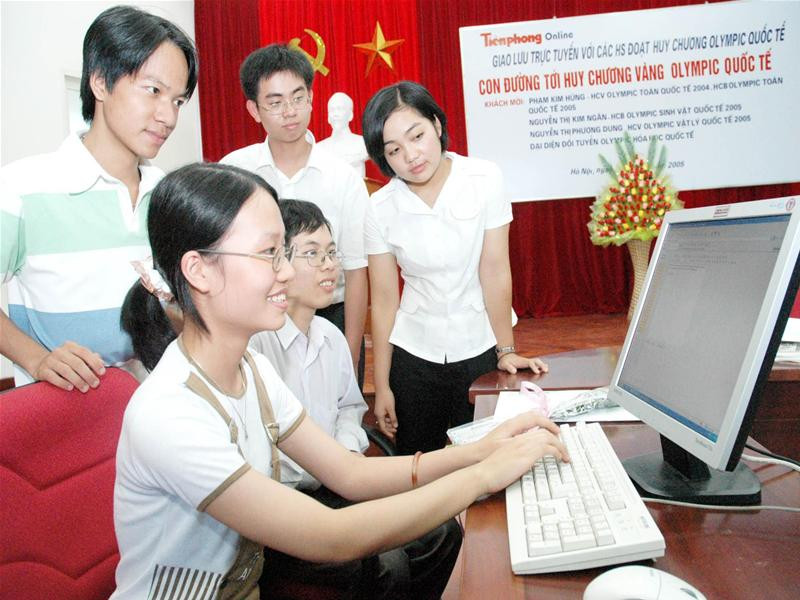 5 HCV, HCB quốc tế đang giao lưu cùng bạn đọc Tiền Phong Online tại trụ sở báo Tiền Phong, 15 Hồ Xuân Hương, Hà Nội.