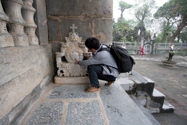 Cây thập giá ngự trên đài sen hệt như cách bài chí nhà Phật