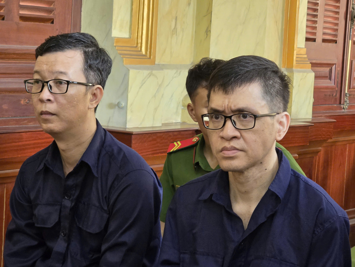 Bị cáo Hoàng Minh Bá (phải) tại phiên tòa. Bị cáo Hoàng Minh Bá (phải) tại phiên tòa.