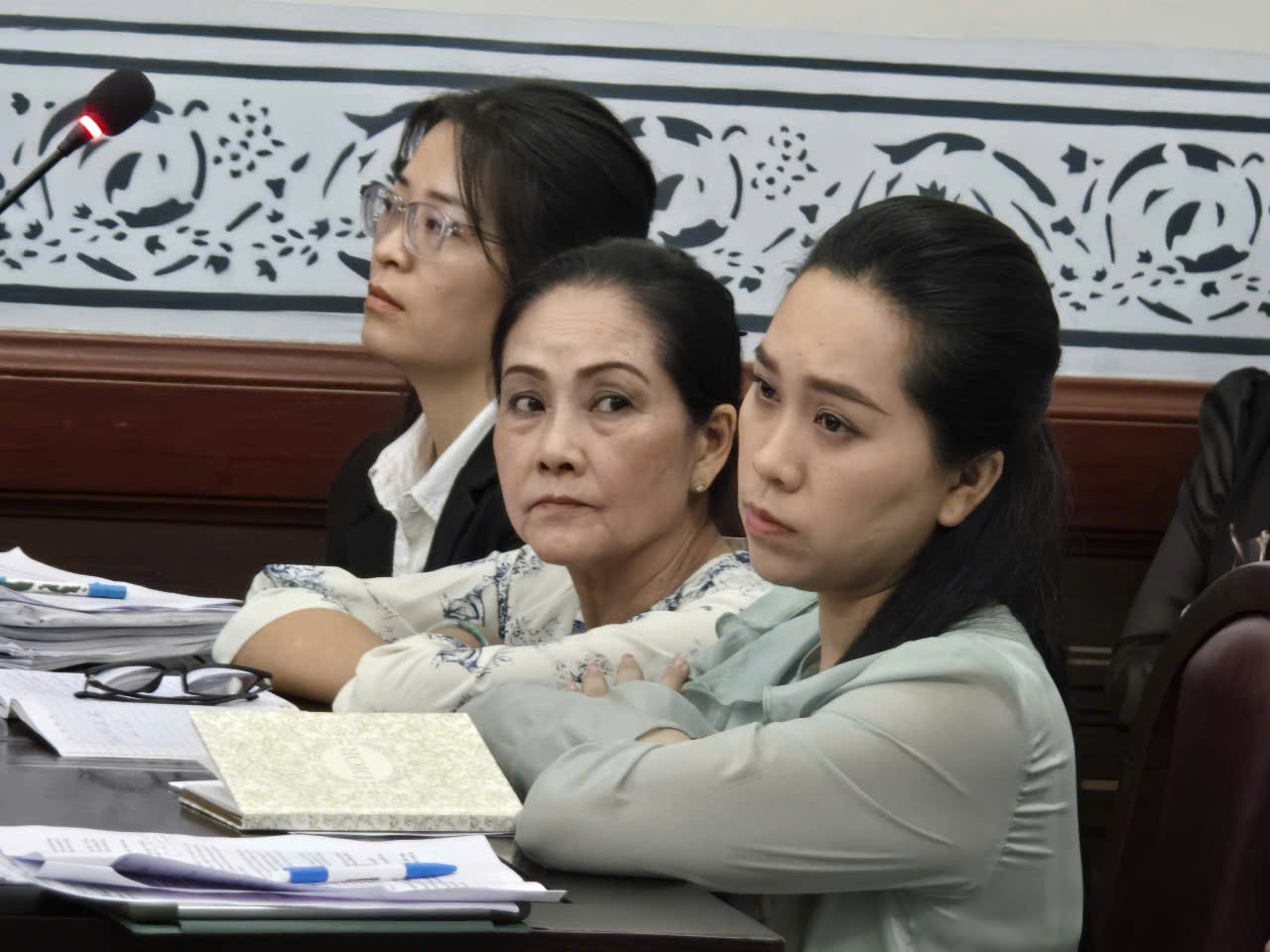 Bà Võ Thị Hồng Nhung (giữa) tại phiên tòa sơ thẩm. Bà Võ Thị Hồng Nhung (giữa) tại phiên tòa sơ thẩm.