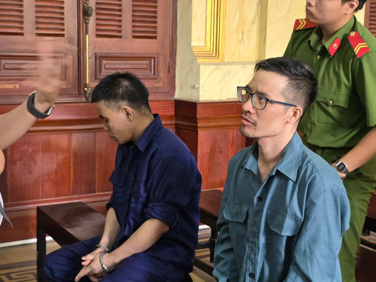 Hai bị cáo Phú (trái) và Chung tại phiên tòa.