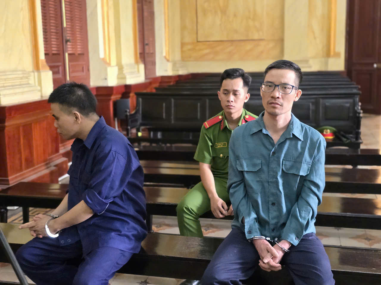 Hai bị cáo Nguyễn Văn Chung và Nguyễn Văn Phú tại phiên tòa. Hai bị cáo Nguyễn Văn Chung và Nguyễn Văn Phú tại phiên tòa.