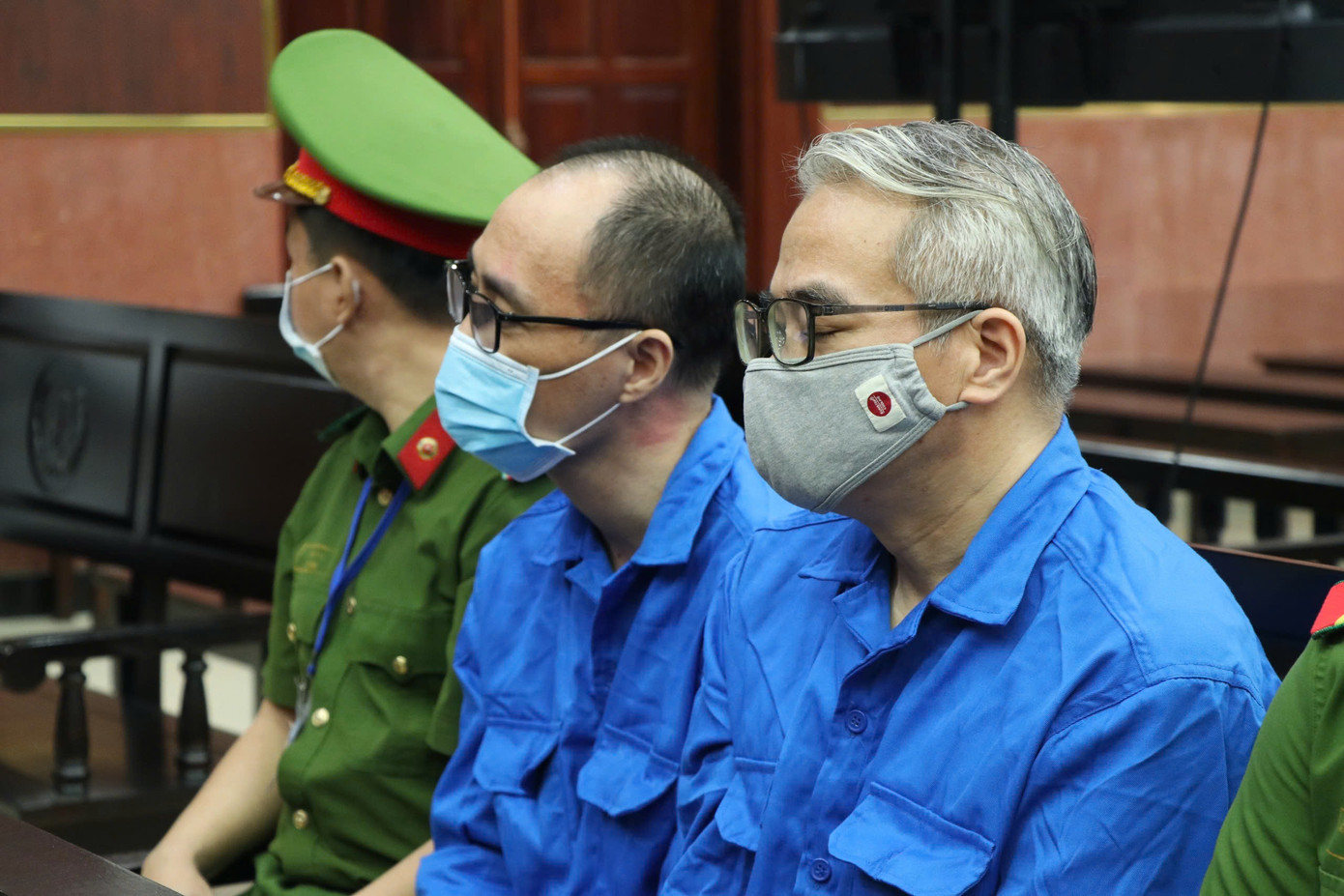Cựu Cục trưởng Đặng Việt Hà (phải sang) tại phiên tòa.