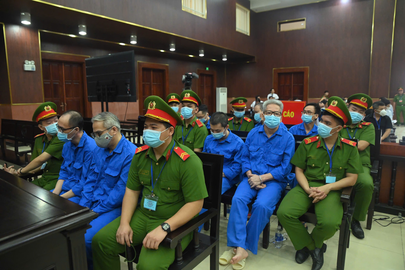 Các bị cáo tại phiên tòa phúc thẩm sáng 6/1.