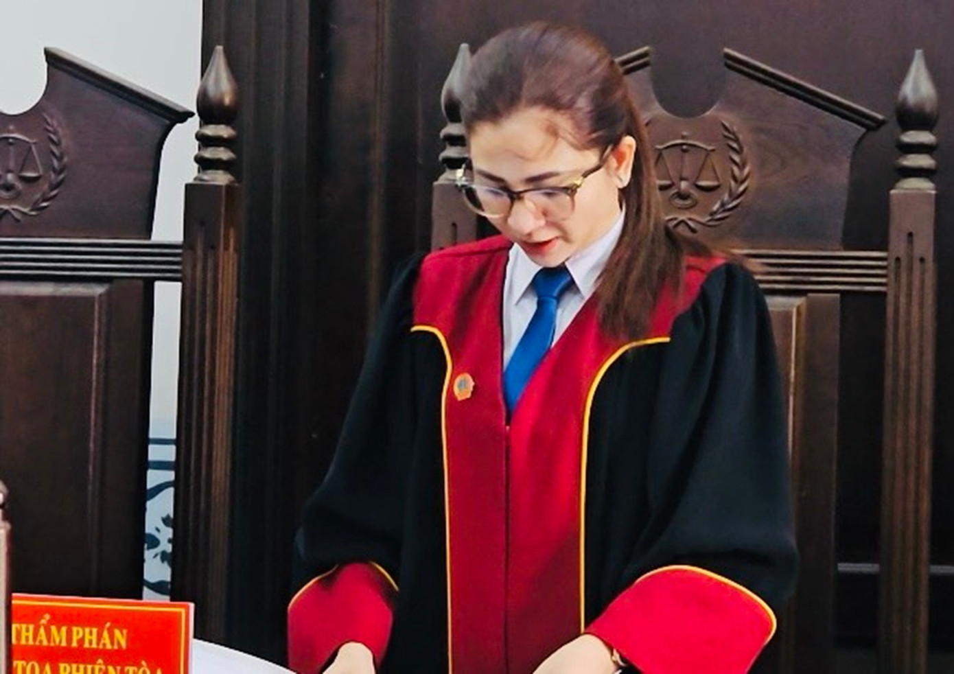 Thẩm phán chủ tọa phiên tòa đang tuyên án.