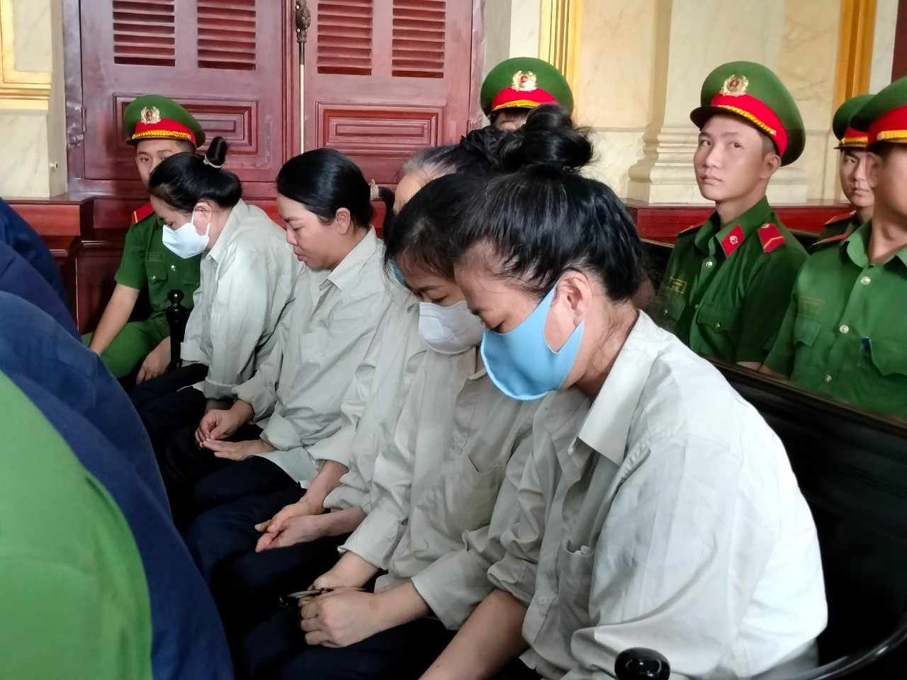 Bị cáo Nguyễn Thị Minh Phụng (bìa phải), bị cáo Nguyễn Thị Kim Phượng (bìa trái) cùng các bị cáo tại phiên tòa. Bị cáo Nguyễn Thị Minh Phụng (bìa phải), bị cáo Nguyễn Thị Kim Phượng (bìa trái) cùng các bị cáo tại phiên tòa.