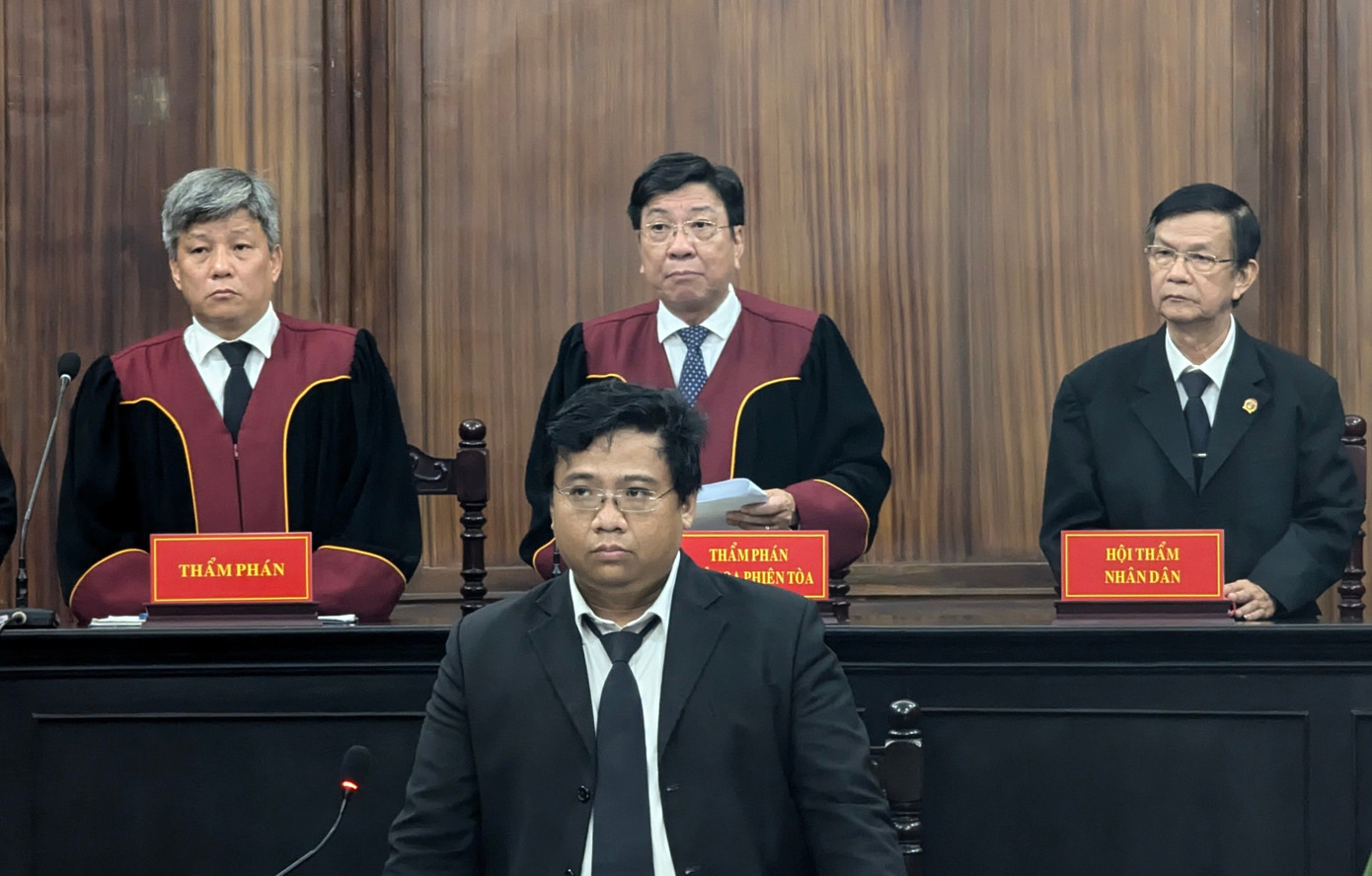 HĐXX bắt đầu vào phần thẩm vấn bị cáo. HĐXX bắt đầu vào phần thẩm vấn bị cáo.