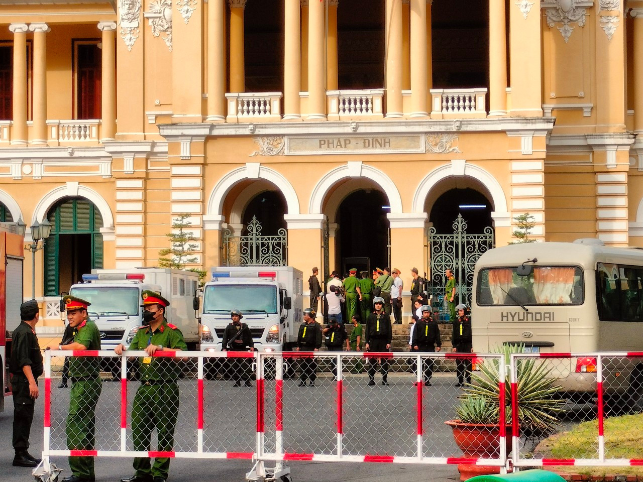 Lực lượng bảo vệ phiên tòa.