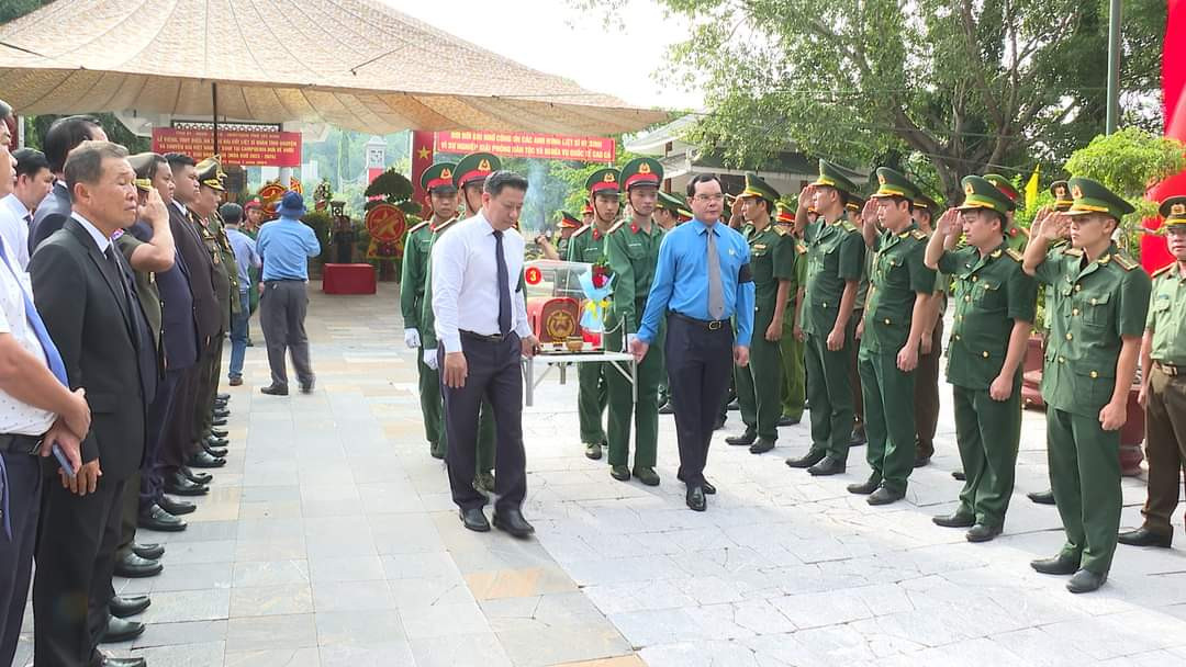 Hình ảnh tại Lễ truy điệu và an táng hài cốt liệt sĩ quân tình nguyện và chuyên gia Việt Nam hy sinh tại Campuchia đưa về nước đợt 2, giai đoạn 23, mùa khô 2023-2024.