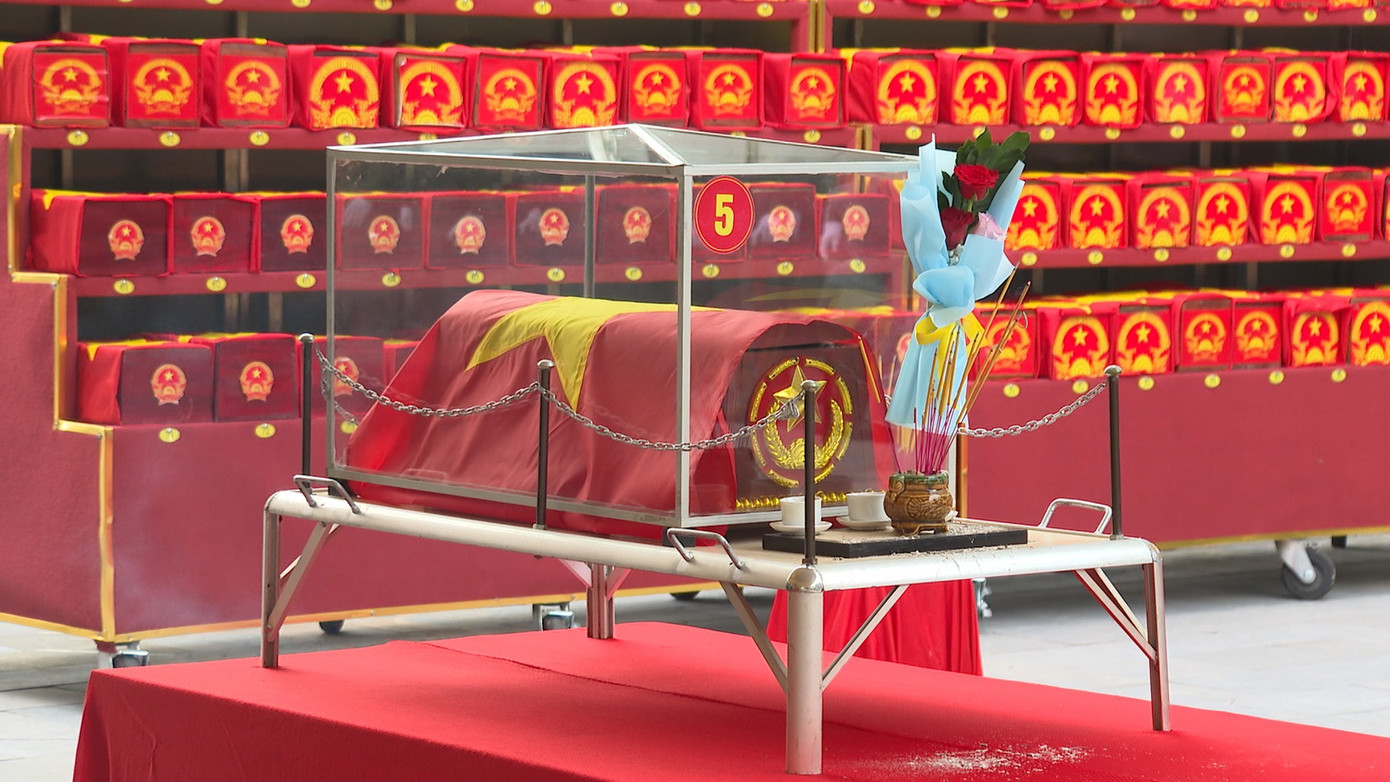 Hình ảnh tại Lễ truy điệu và an táng hài cốt liệt sĩ quân tình nguyện và chuyên gia Việt Nam hy sinh tại Campuchia đưa về nước đợt 2, giai đoạn 23, mùa khô 2023-2024.