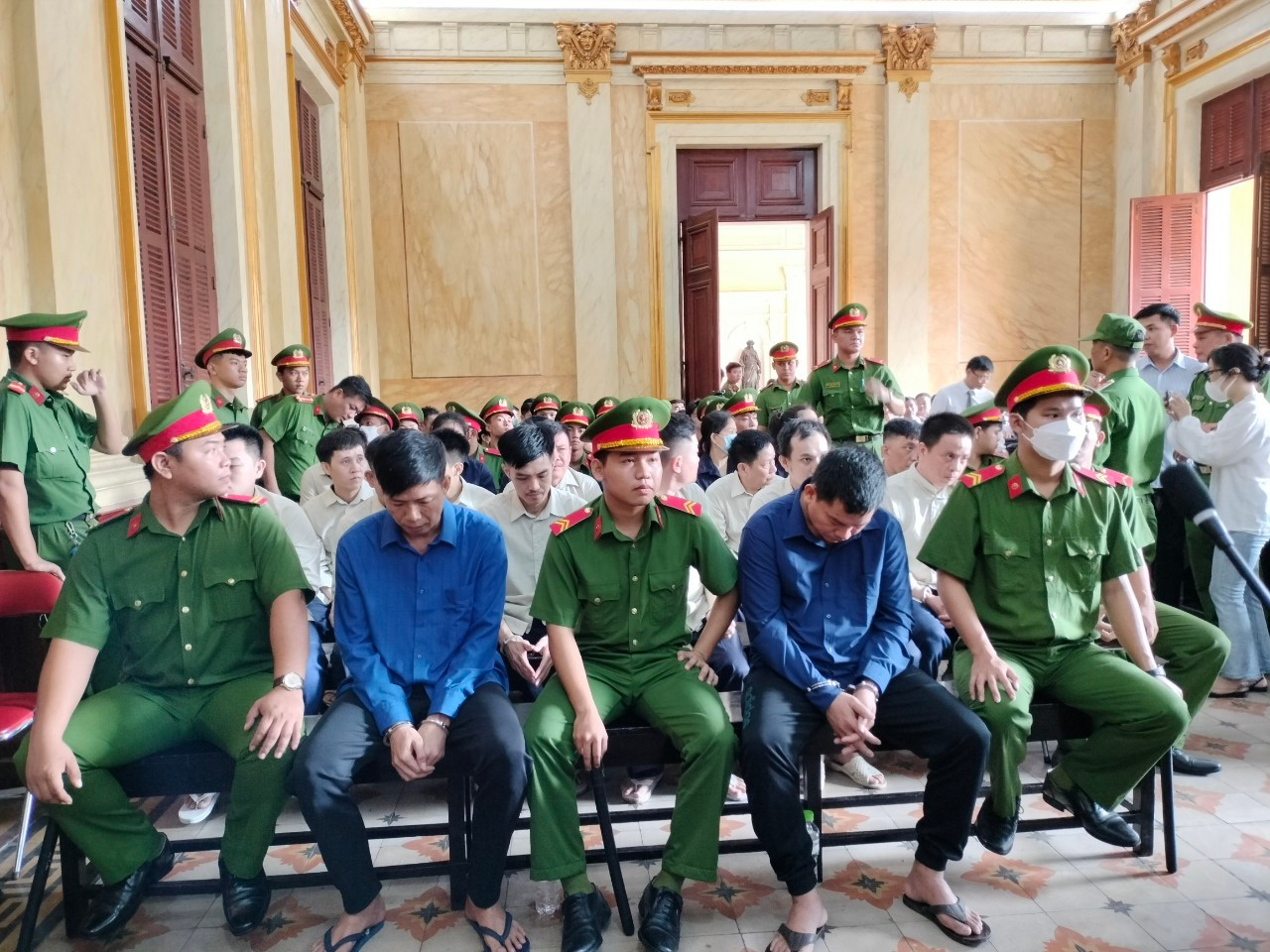 Phiên tòa xét xử vụ buôn lậu 6 tấn vàng. Phiên tòa xét xử vụ buôn lậu 6 tấn vàng.