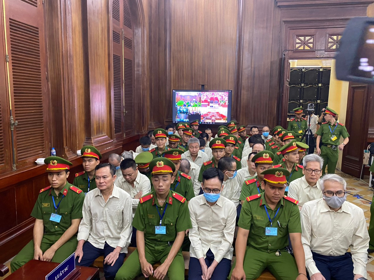 Cựu Cục trưởng Cục ĐKVN - bị cáo Trần Kỳ Hình (hàng đầu, đeo khẩu trang màu xanh). Ảnh: Tân Châu.