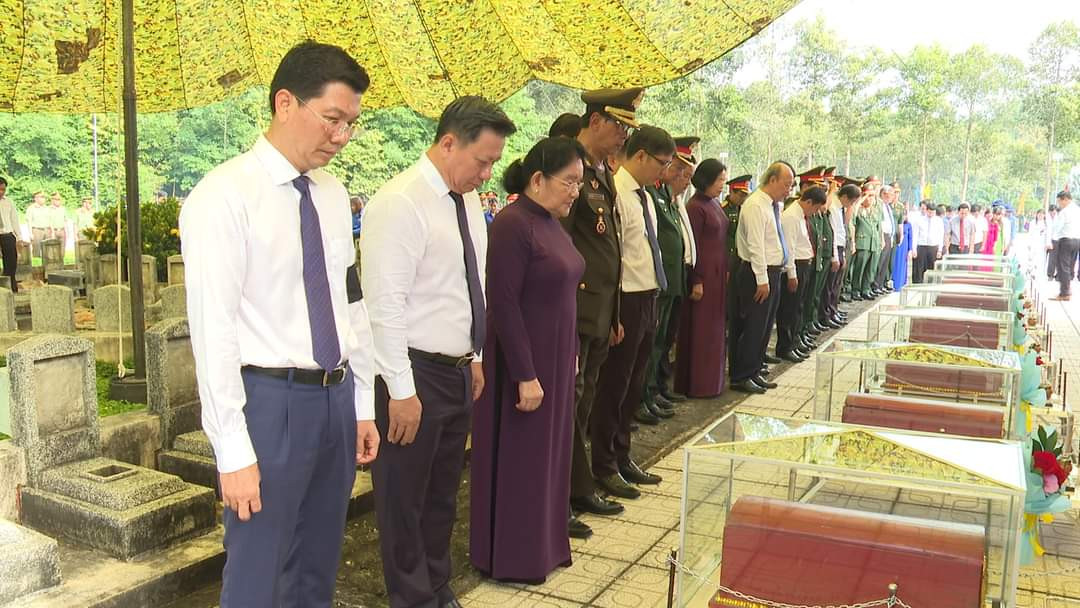 Hình ảnh tại Lễ truy điệu và an táng hài cốt liệt sĩ quân tình nguyện và chuyên gia Việt Nam hy sinh tại Campuchia đưa về nước đợt 2, giai đoạn 23, mùa khô 2023-2024.