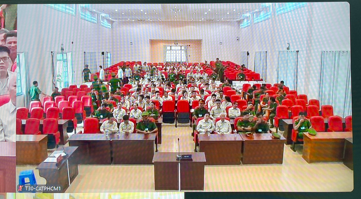 Hình ảnh các bị cáo ở Nhà tạm giam T30. Ảnh chụp qua màn hình ti vi.