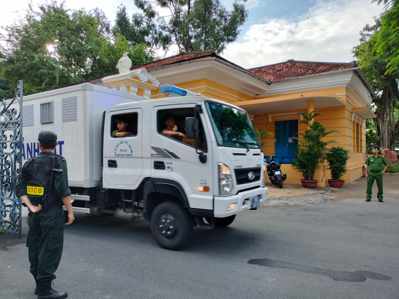 Khoảng 7h sáng, xe cảnh sát dẫn giải bị cáo đến sân tòa.