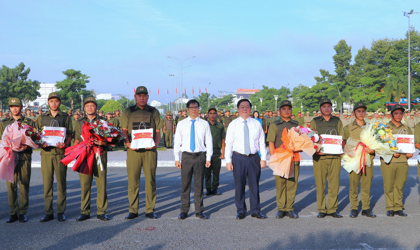 Ông Nguyễn Trọng Nghĩa và Bí thư Tỉnh ủy Tây Ninh Nguyễn Thành Tâm tặng hoa chúc mừng lực lượng tham gia bảo vệ ANTT ở cơ sở tại buổi lễ. Ảnh: Vũ Khoa.