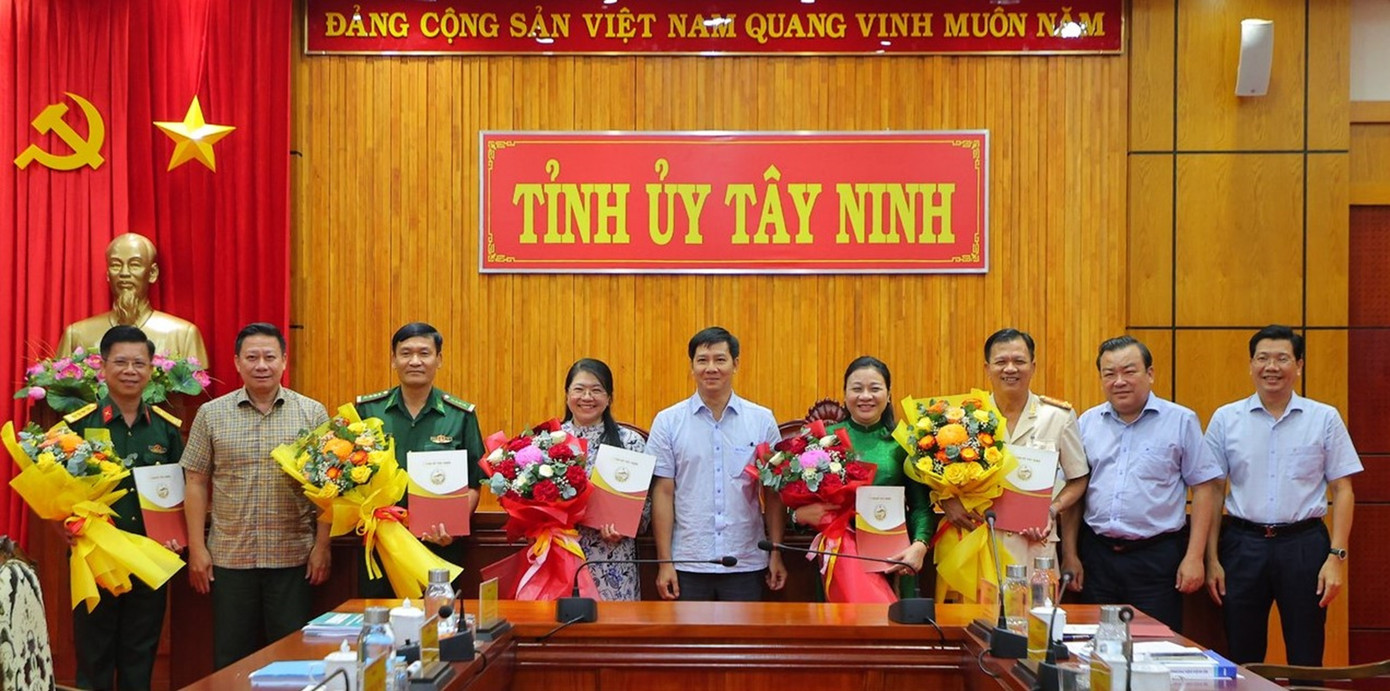 Lãnh đạo tỉnh Tây Ninh trao quyết định và tặng hoa chúc mừng 5 cán bộ vừa được Ban Bí thư chỉ định tham gia BCH Đảng bộ tỉnh Tây Ninh, nhiệm kỳ 2020-2025. Lãnh đạo tỉnh Tây Ninh trao quyết định và tặng hoa chúc mừng 5 cán bộ vừa được Ban Bí thư chỉ định tham gia BCH Đảng bộ tỉnh Tây Ninh, nhiệm kỳ 2020-2025.