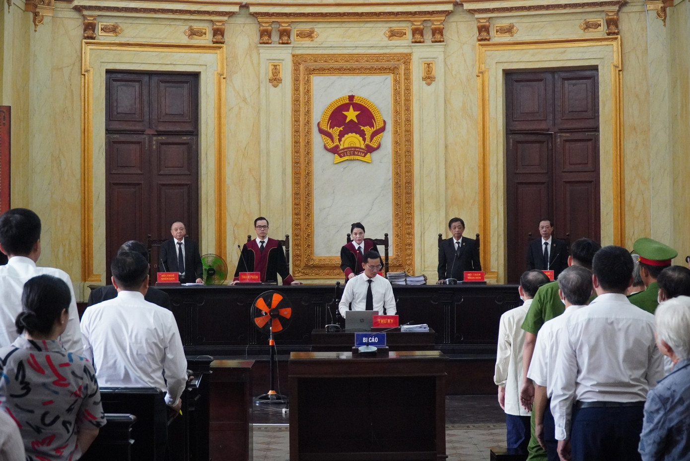 HĐXX công bố quyết định đưa vụ án ra xét xử.