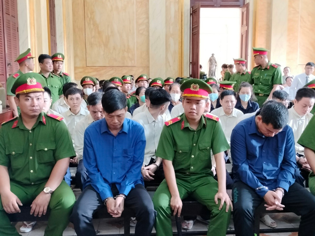 Phiên tòa xử vụ buôn lậu 6 tấn vàng. Phiên tòa xử vụ buôn lậu 6 tấn vàng.