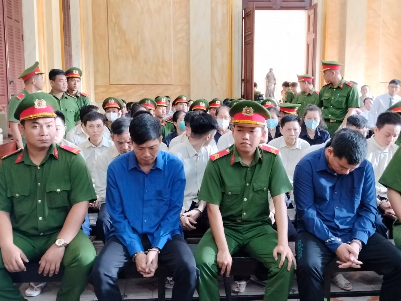 Phiên tòa xử vụ buôn lậu 6 tấn vàng. Phiên tòa xử vụ buôn lậu 6 tấn vàng.