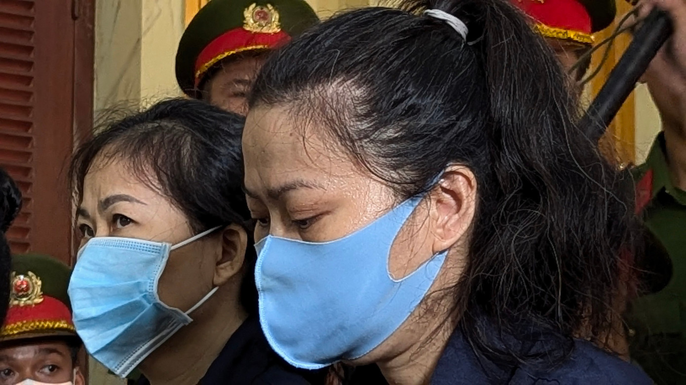 Chủ mưu vụ án - bị cáo Nguyễn Thị Minh Phụng (phải) tại phiên tòa. Chủ mưu vụ án - bị cáo Nguyễn Thị Minh Phụng (phải) tại phiên tòa.