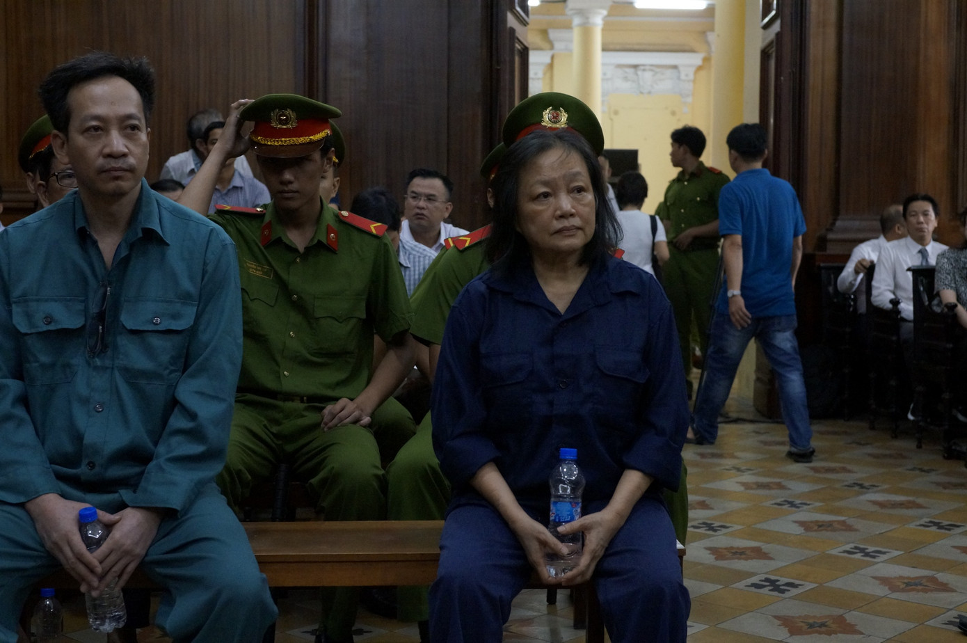 Bị cáo Trần Thị Bình Minh (bìa phải - cựu Phó giám đốc Sở Kế hoạch và Đầu tư TPHCM) tại phiên tòa.